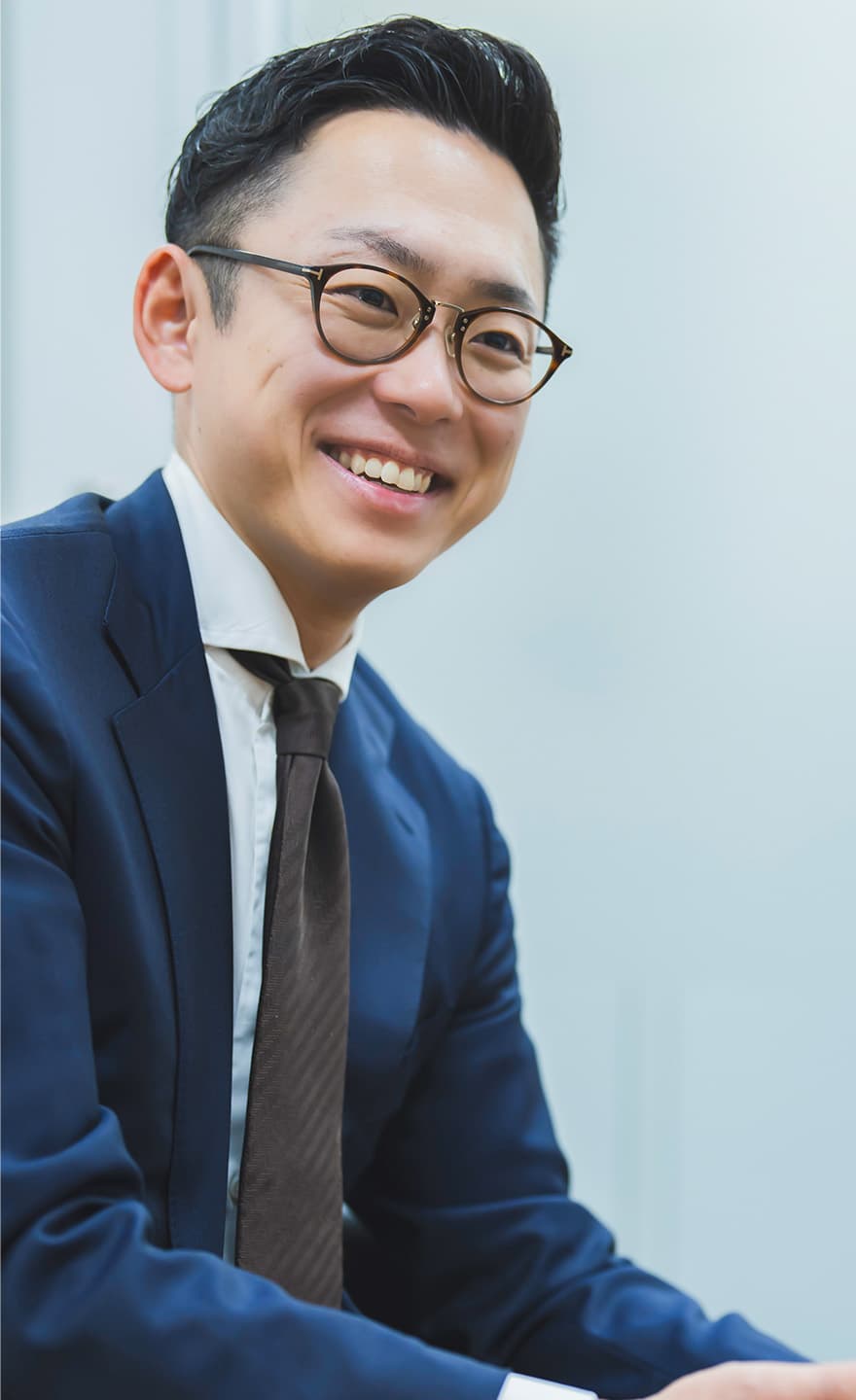 眼鏡をかけた笑顔の男性