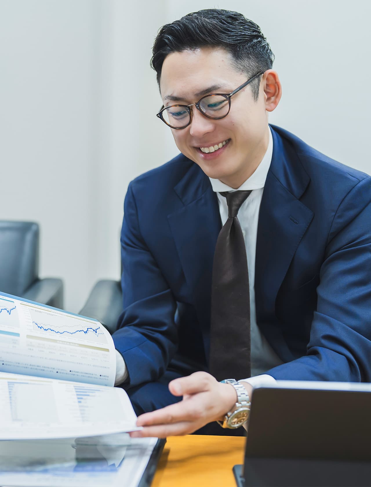 資料の説明をする男性スタッフの様子